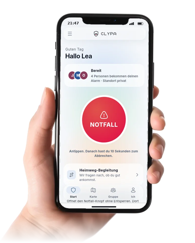 Eine Hand hält ein Telefon mit der Clypa-App